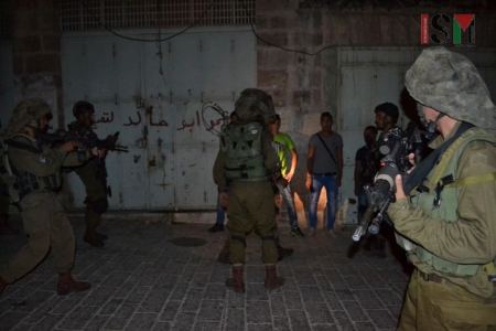  مستوطنون يقتحمون قبر "يوسف" واعتقالات بمدن الضفة